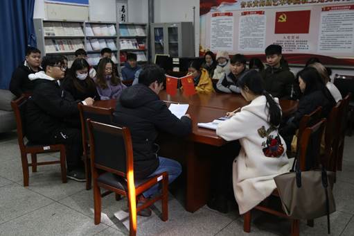 说明: C:\Users\Administrator\Desktop\51论坛
党日活动-王嫚嫚\51论坛
党日活动-王嫚嫚\党日活动开会环节 (3).JPG