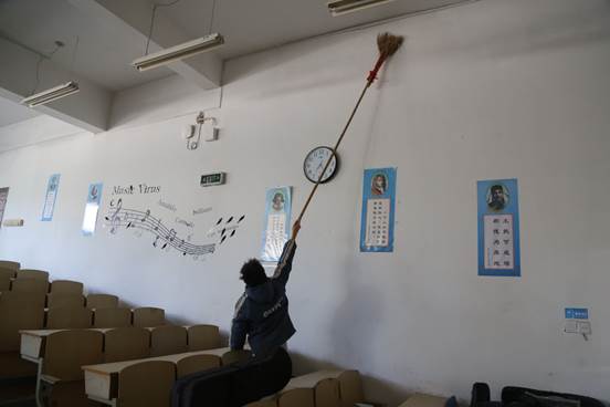 说明: C:\Users\Administrator\Desktop\51论坛
党日活动-王嫚嫚\51论坛
党日活动-王嫚嫚\党日活动劳动实践环节-打扫蜘蛛网.JPG